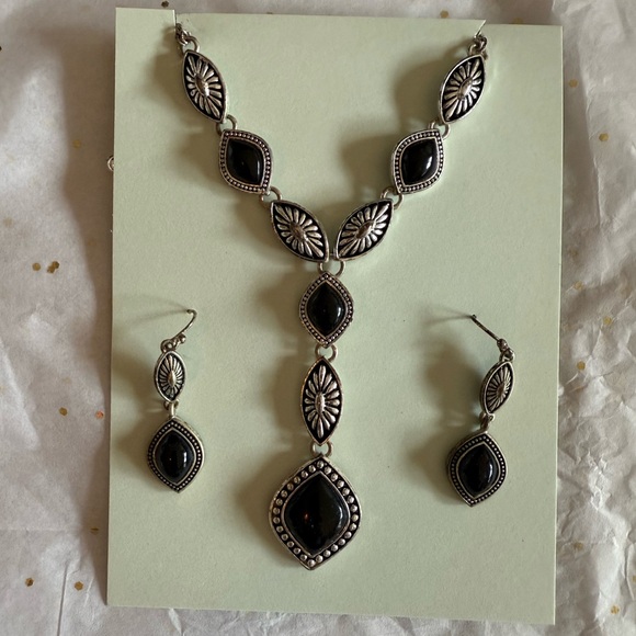 Jewelry - Elegant Black and Silver Jewelry Set